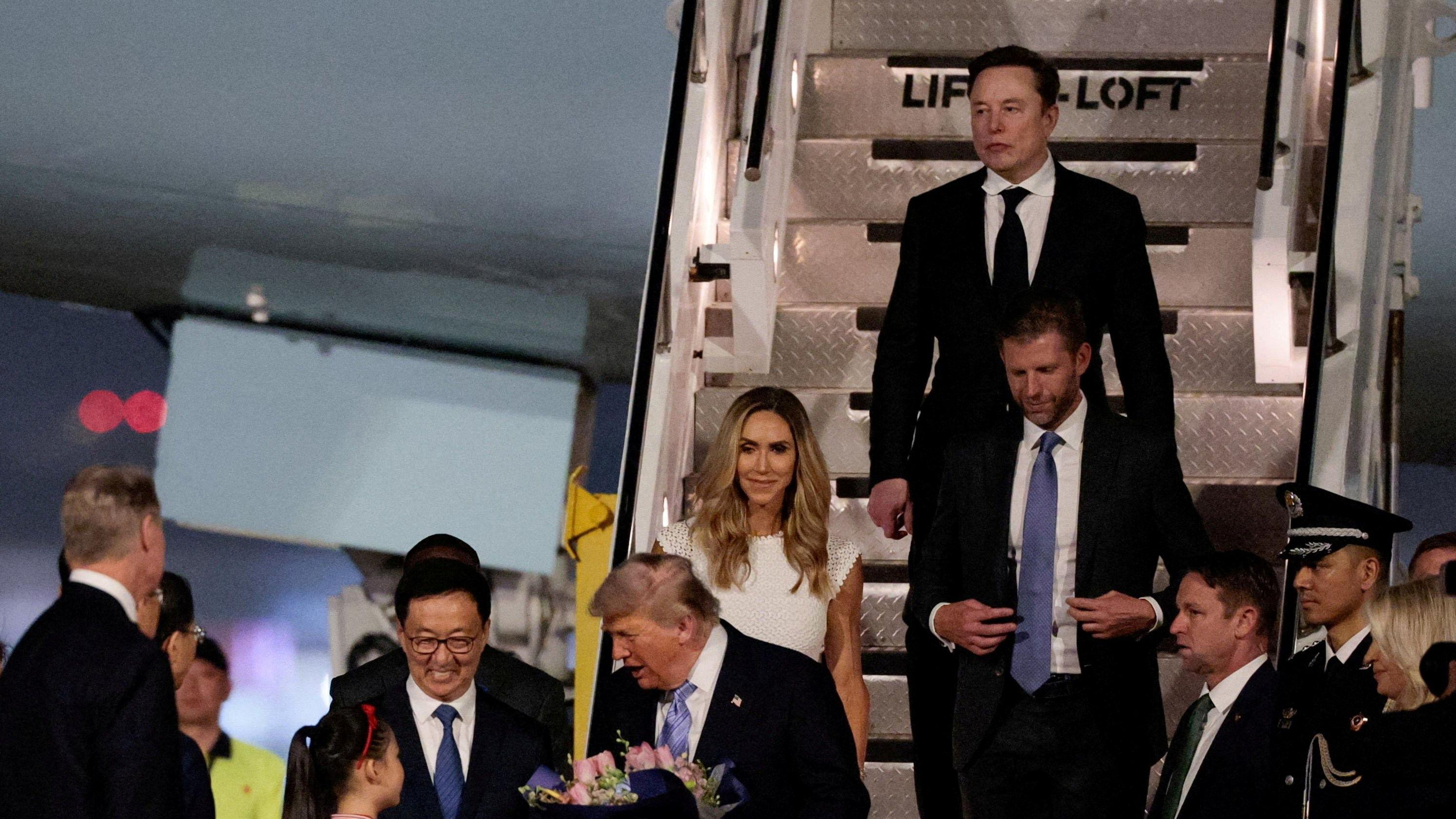 'Ovo je sjajno mesto': Tramp u Kini, sa njim i Mask, šefovi Nvidije, Epla, Blek roka 5 ilon mask i donald tramp izlaze iz aviona po sletanju u Peking