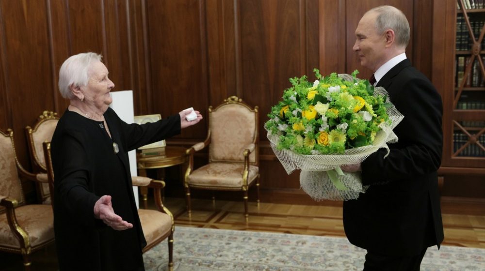 Putin nakon tvrdnji da se skriva u bunkeru objavio video sa svojom bivšom učiteljicom 1