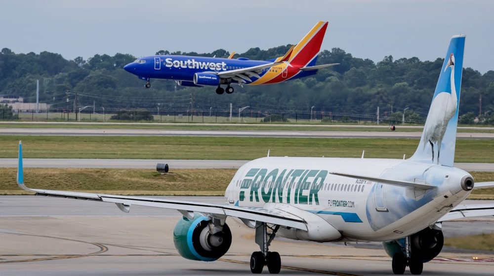 Avion usmrtio pešaka na pisti u Denveru, izbio požar na motoru, putnici evakuisani 1