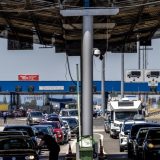 Severna Makedonija: U cipeli putnika carinici pronašli zlatnu polugu vrednu oko 73.000 evra 5