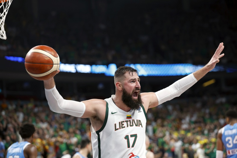 Jokićev saigrač pričao o planovima Denvera za narednu sezonu: Samo je Nikola nedodirljiv, svi ostali mogu da odu 2 Jonas Valančijunas, Foto: EPA/TOMS KALNINS