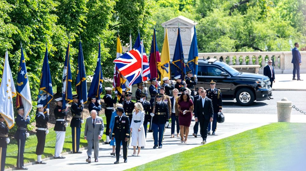 Britanski kralj i kraljica posetu SAD završili u malom gradu uz muziku 1