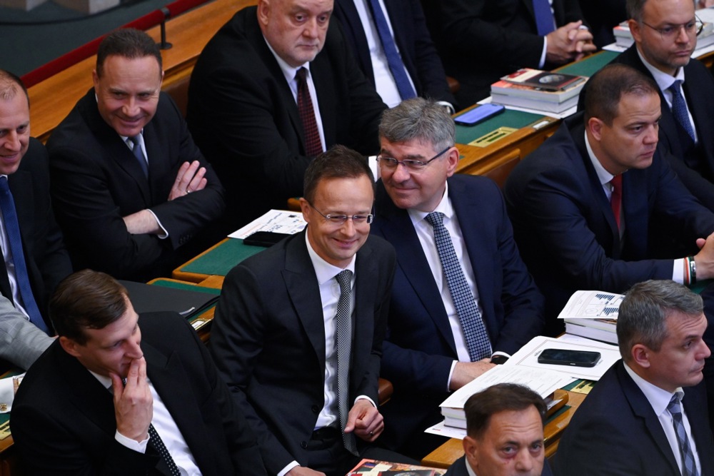 Zvanično kraj ere Orban u Mađarskoj: Peter Mađar položio zakletvu za premijera, formirana nova Skupština, sledi slavlje na Trgu Košut (VIDEO) 2 Zvanično kraj ere Orban u Mađarskoj: Peter Mađar položio zakletvu za premijera, formirana nova Skupština, sledi slavlje na Trgu Košut (VIDEO) 2