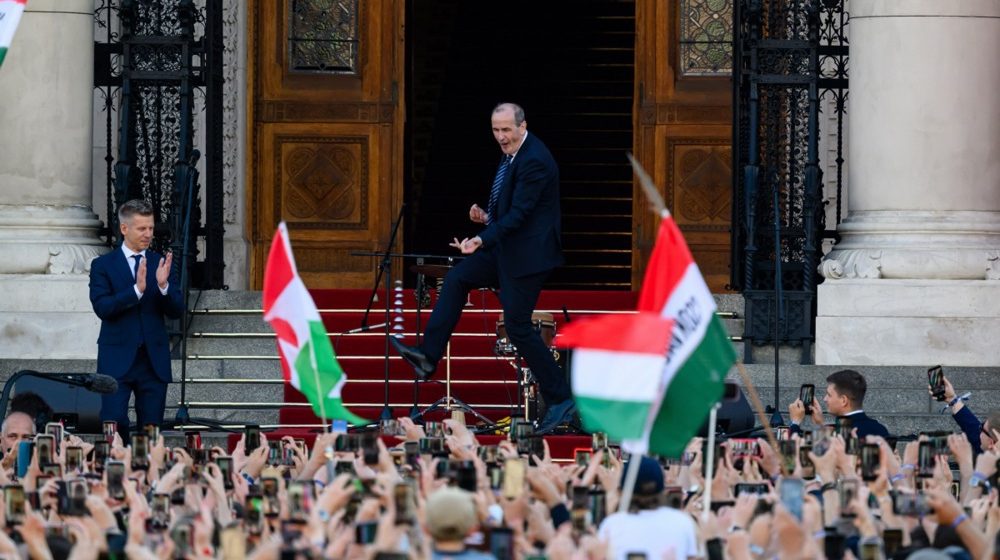 Nakon položene zakletve Peter Mađar se obratio hiljadama okupljenih ispred mađarskog parlamenta 1