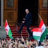 Na Trgu Košut u Budimpešti juče se slavila nova vlast: Ministar zdravlja Mađarske ponovio svoj čuveni ples (VIDEO) 1