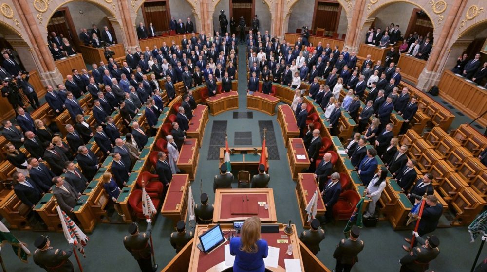 Parlament Mađarske glasa o amandmanu na Ustav koji predviđa smenu predsednika Šuljoka: "Kraj ekonomske i političke mafije Viktora Orbana" 6