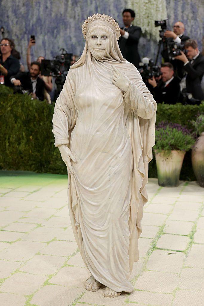Met Gala 2026: Perje, jedrenjak na Madoninoj glavi, Bed Bani kao starac 9 Hajdi Klum se pojavila odevena kao mermerna statua, sa velom preko lica
