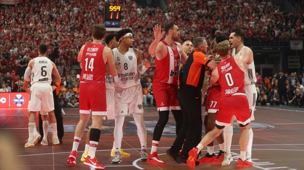 Sudijski ekspert pronašao više od 20 grešaka arbitara u finalu Evrolige: "Otprilike dve trećine odluka je išlo u korist Olimpijakosa" 1