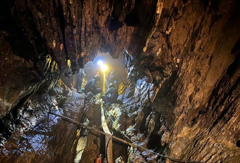 U Laosu, iz poplavljene pećine izvučen jedan od petoro ljudi zarobljenih u njoj (FOTO) 3 U Laosu, iz poplavljene pećine izvučen jedan od petoro ljudi zarobljenih u njoj (FOTO) 3