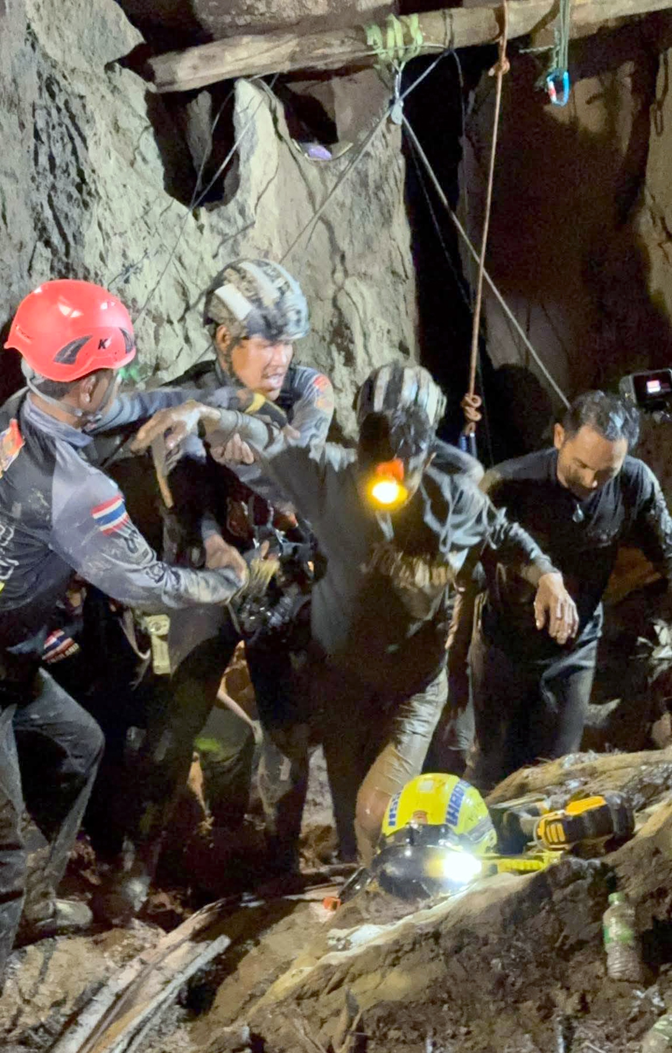 U Laosu, iz poplavljene pećine izvučen jedan od petoro ljudi zarobljenih u njoj (FOTO) 2 U Laosu, iz poplavljene pećine izvučen jedan od petoro ljudi zarobljenih u njoj (FOTO) 2