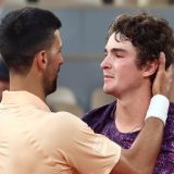 Novak Đoković i Žoao Fonseka, Foto: EPA/CHRISTOPHE PETIT TESSON