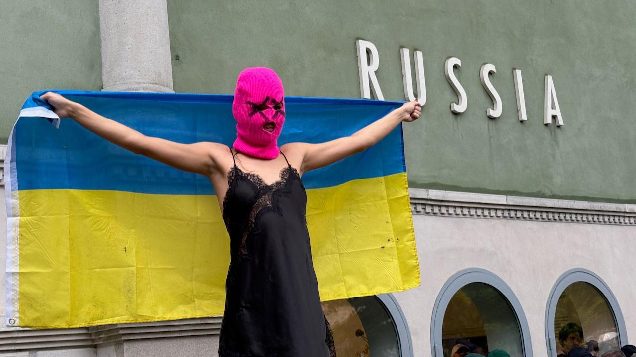 'Uživajte u predstavi, ignorišite rat': Venecijansko bijenale na meti kritika zbog Rusije 1 Protest group Pussy Riot at the Venice Biennale