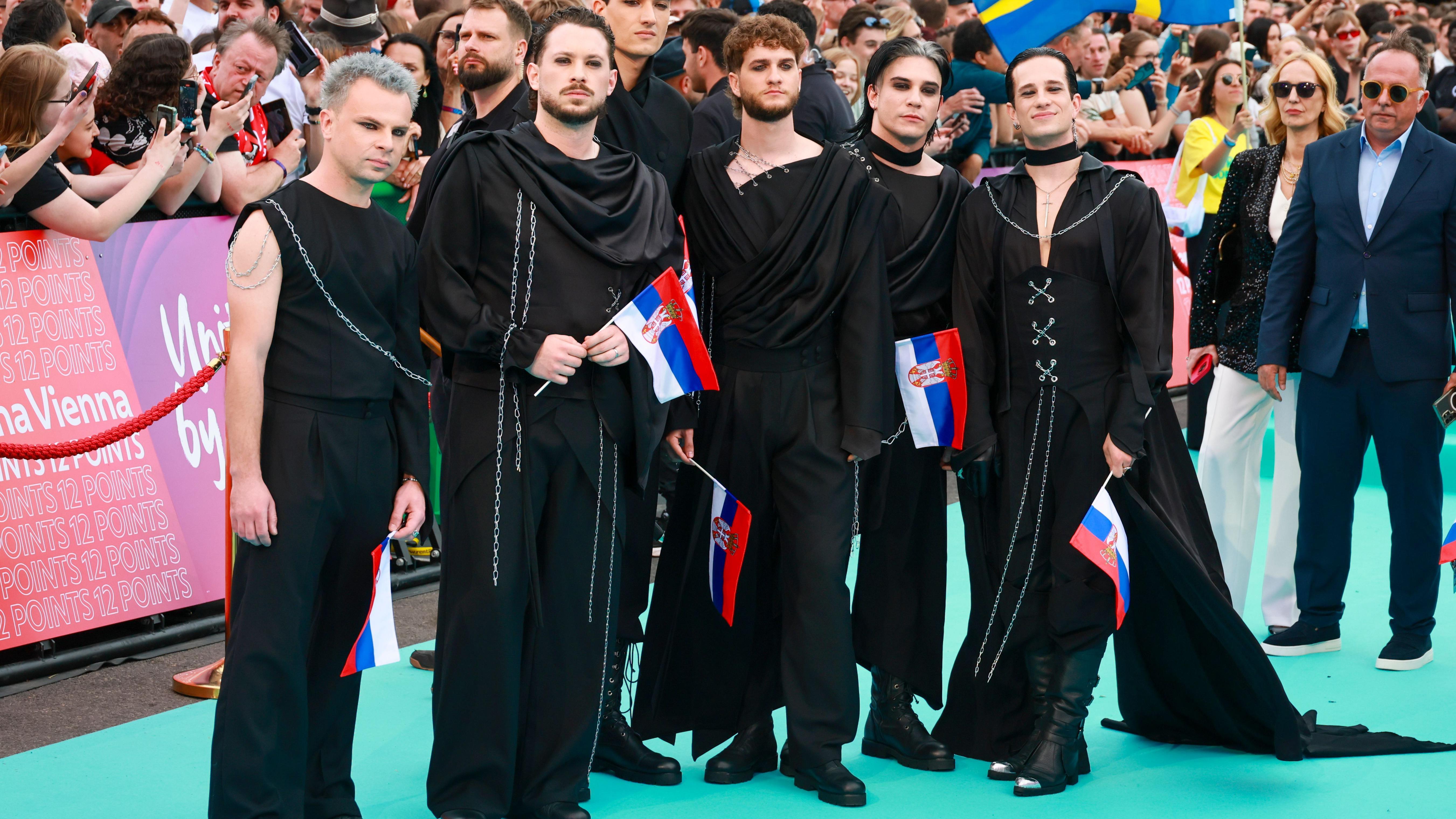 Veliko finale Evrovizije - evo šta treba da znate 1 muškarci u crnoj garderobi poziraju imaju male zastave Srbije u rukama
