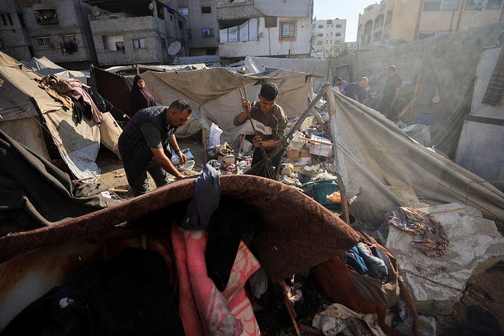 Netanjahu naredio izraelskoj vojsci: 'Zauzmite 70 odsto Pojasa Gaze' 2 palestinci raščišćavaju ruševine posle izraelskog napada