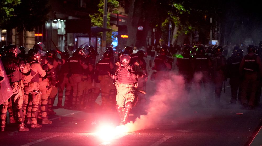 Sukobi demonstranata i policije u centru Beograda: Letele su baklje, odjekivali topovski udari, dosta ljudi je pohapšeno (VIDEO, FOTO) 1