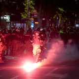 Sukobi demonstranata i policije u centru Beograda: Letele su baklje, odjekivali topovski udari, dosta ljudi je pohapšeno (VIDEO, FOTO) 5