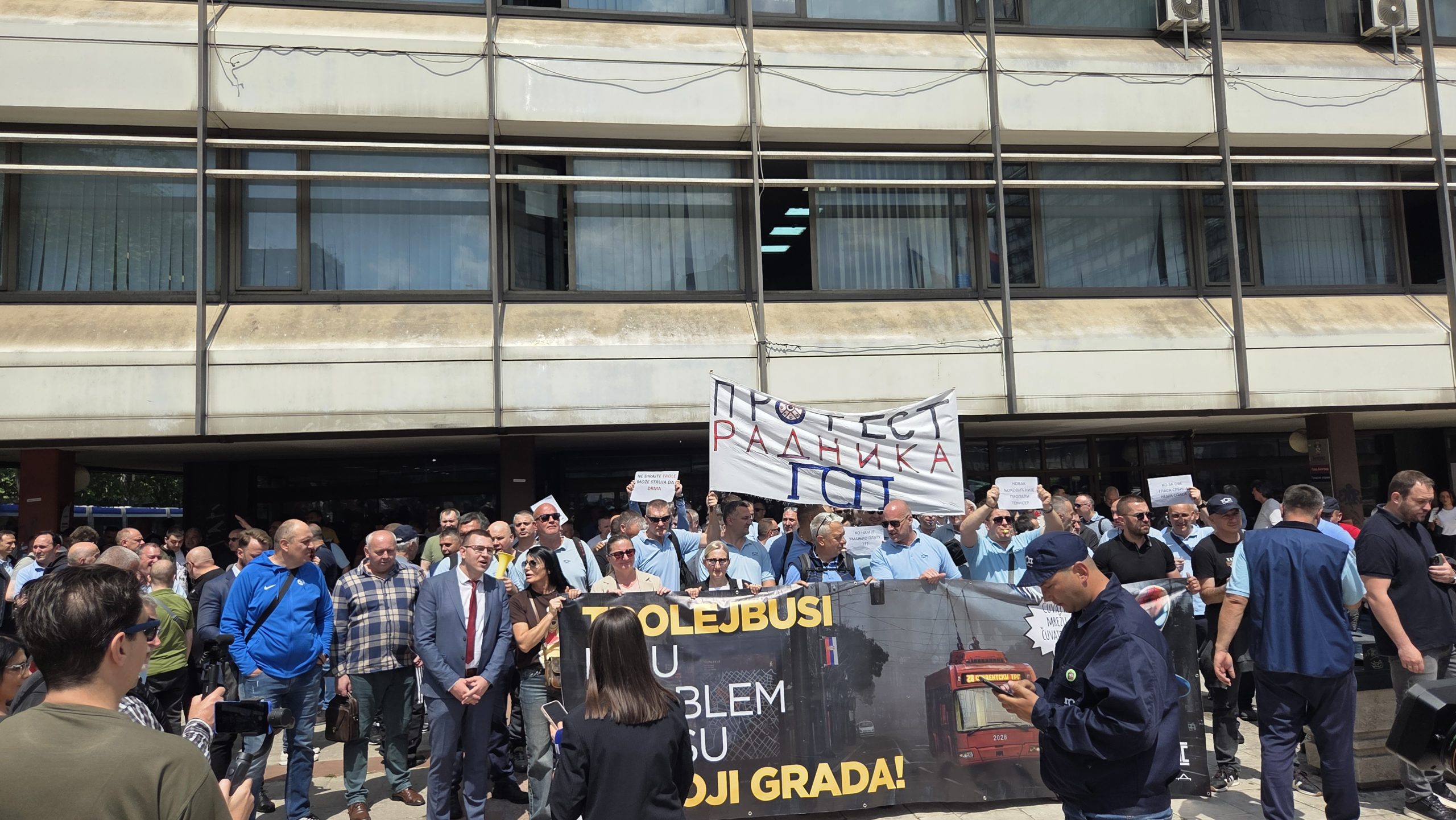 Održan protest za spas GSP-a: Banković pojasnio četiri zahteva zaposlenih (VIDEO) 2 Održan protest za spas GSP-a: Banković pojasnio četiri zahteva zaposlenih (VIDEO) 2