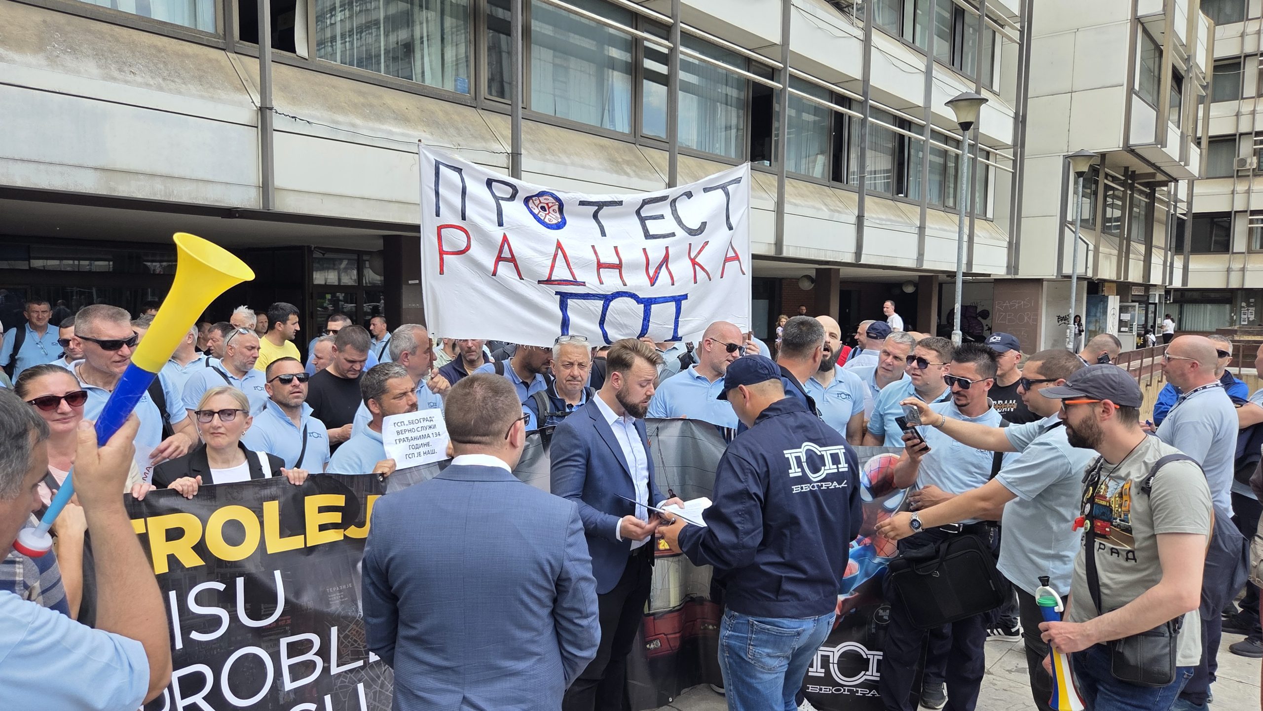 Održan protest za spas GSP-a: Banković pojasnio četiri zahteva zaposlenih (VIDEO) 3 Održan protest za spas GSP-a: Banković pojasnio četiri zahteva zaposlenih (VIDEO) 3