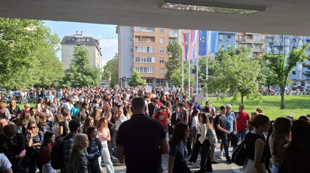 Protest ispred Gradske kuće u Novom Sadu danas zbog suspenzija profesora u Jovinoj gimnaziji 1