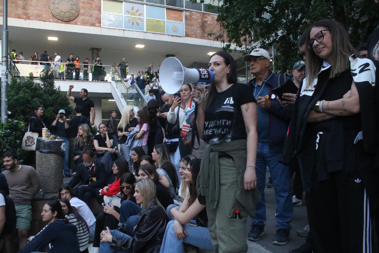 Završen protest studenata i građana ispred RTS: Nisu zadovoljni izveštavanjem o nasilju danas ispred Pravnog fakulteta, zovu sve da dođu 23. maja u Beograd 2