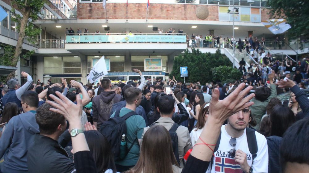 Završen protest studenata i građana ispred RTS: Nisu zadovoljni izveštavanjem o nasilju danas ispred Pravnog fakulteta, zovu sve da dođu 23. maja u Beograd 1