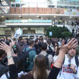 Završen protest studenata i građana ispred RTS: Nisu zadovoljni izveštavanjem o nasilju danas ispred Pravnog fakulteta, zovu sve da dođu 23. maja u Beograd 8