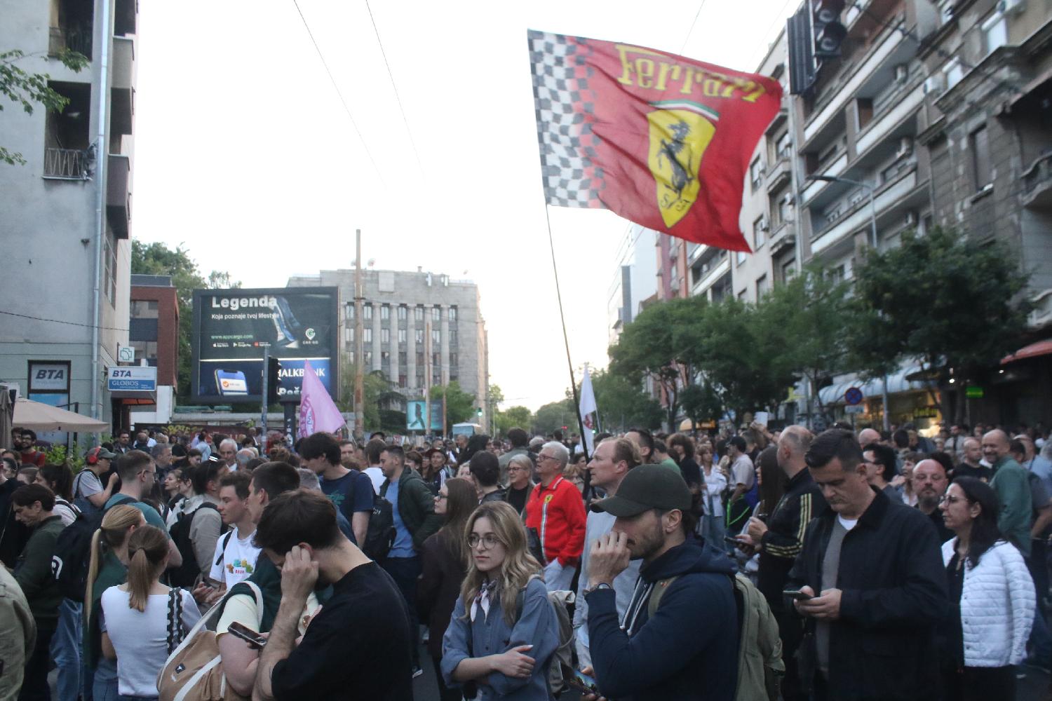 Završen protest studenata i građana ispred RTS: Nisu zadovoljni izveštavanjem o nasilju danas ispred Pravnog fakulteta, zovu sve da dođu 23. maja u Beograd 3