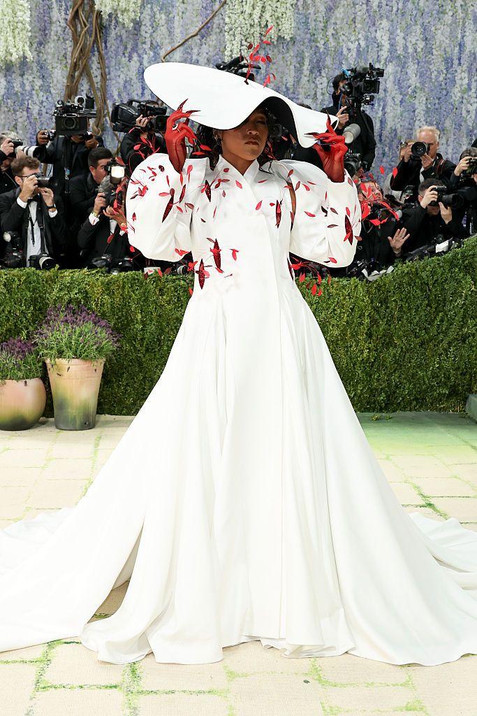 Met Gala 2026: Perje, jedrenjak na Madoninoj glavi, Bed Bani kao starac 15 Naomi Osaka u dugom belom kaputu haljini i neobičnim šeširom