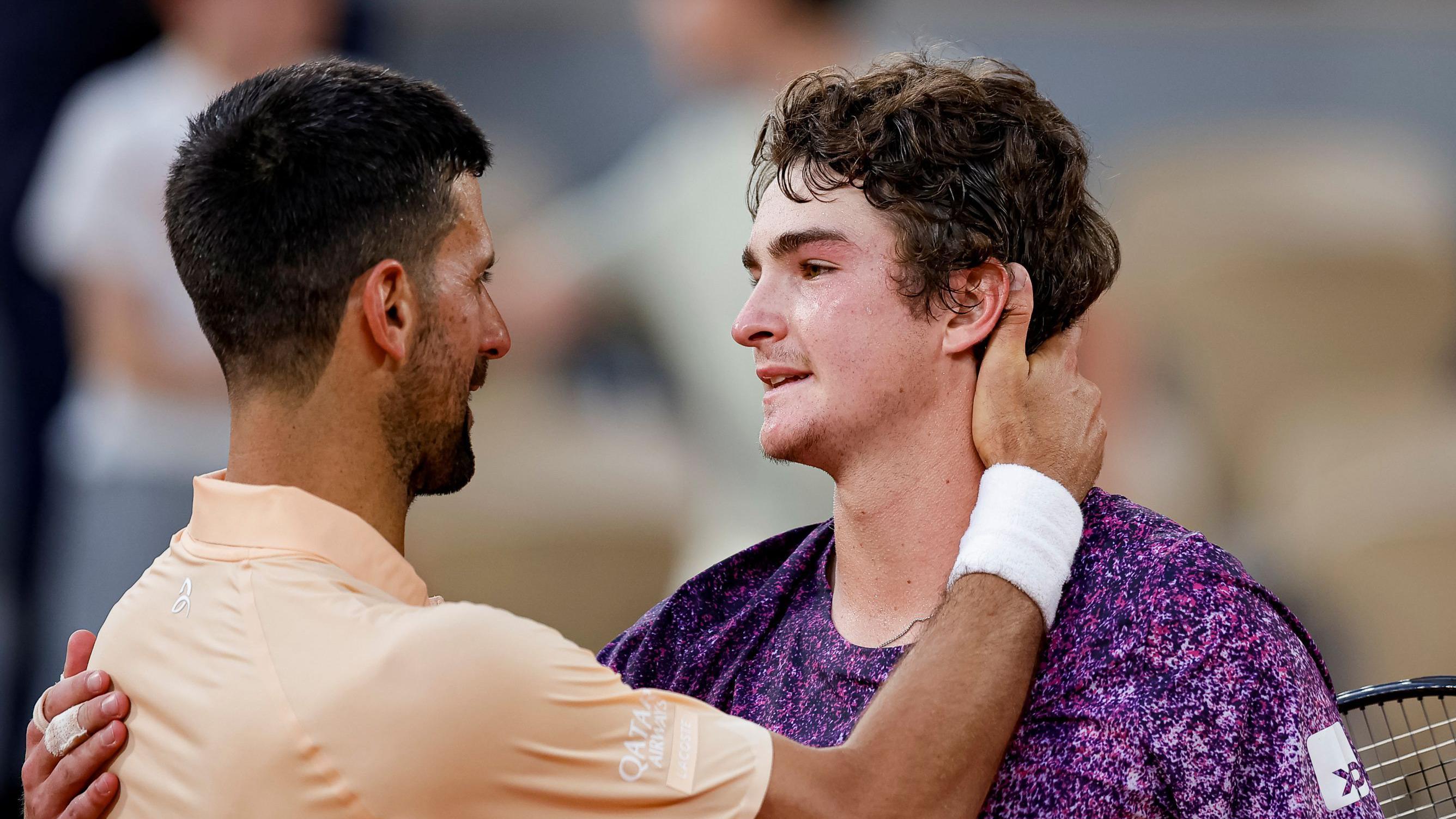 Jesu li Novaka Đokovića stigle godine 1 Novak Djokovic and Joao Fonseca share a warm embrace after their French Open match