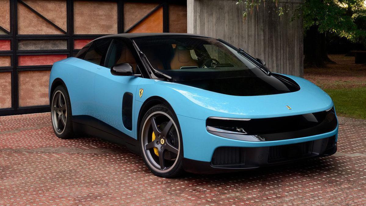 Ferarijev električni automobil: Od 'otpada' do remek-dela 1 Svetloplavi električni Ferari parkiran ispred garaže.