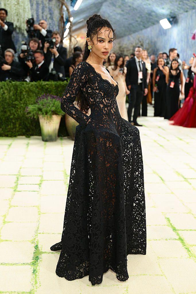 Met Gala 2026: Perje, jedrenjak na Madoninoj glavi, Bed Bani kao starac 21 Zoe Kravic u haljni od crne čipke