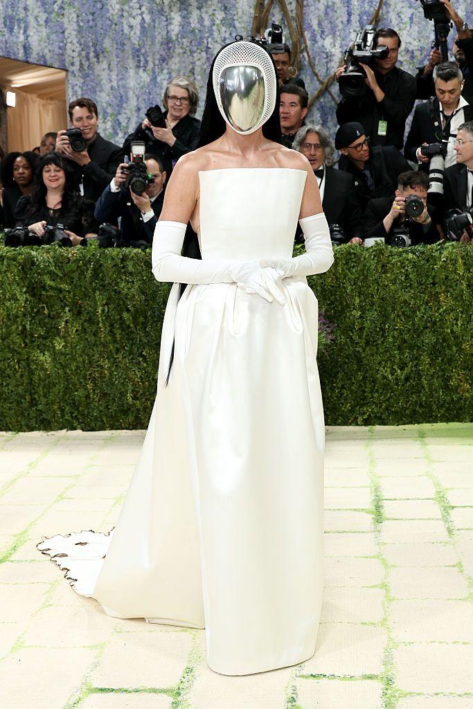Met Gala 2026: Perje, jedrenjak na Madoninoj glavi, Bed Bani kao starac 18 Kejti Peri u beloj dugoj haljini. Na licu nosi masku koja imitira ogledalo K