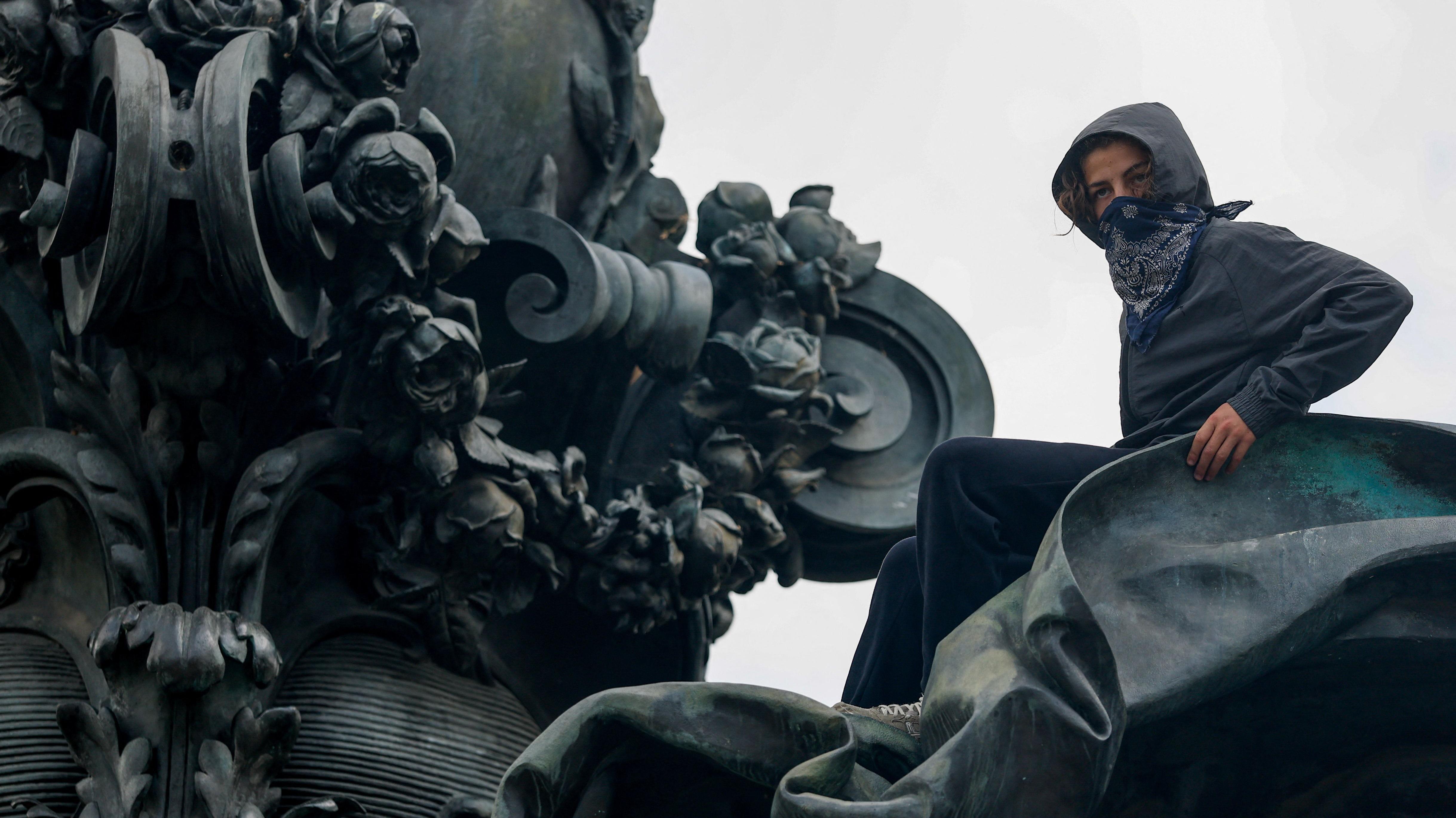 Prvi maj širom sveta: Protesti, suzavac i rejv 11 Tokom tradicionalne prvomajske povorke sindikata u Parizu, jedan čovek se popeo na spomenik