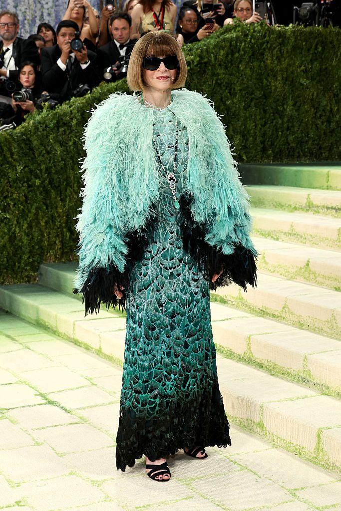 Met Gala 2026: Perje, jedrenjak na Madoninoj glavi, Bed Bani kao starac 5 Ana Vintur u standardnom izdanju, uz istu bob frizuru i belike crne naočare za sunce.