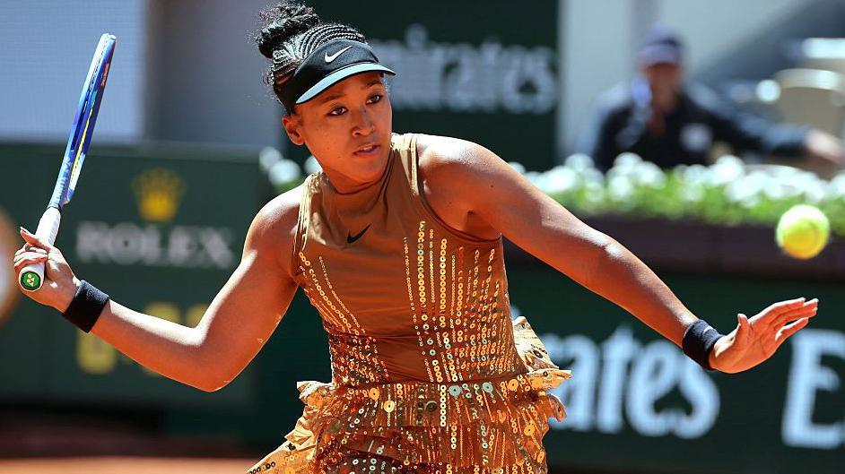 'Svetlela sam kao Ajfelov toranj noću': Osaka u zlatnoj opremi na Rolan Garosu 1 Naomi Osaka u zlatnoj haljini na Rolan Garosu