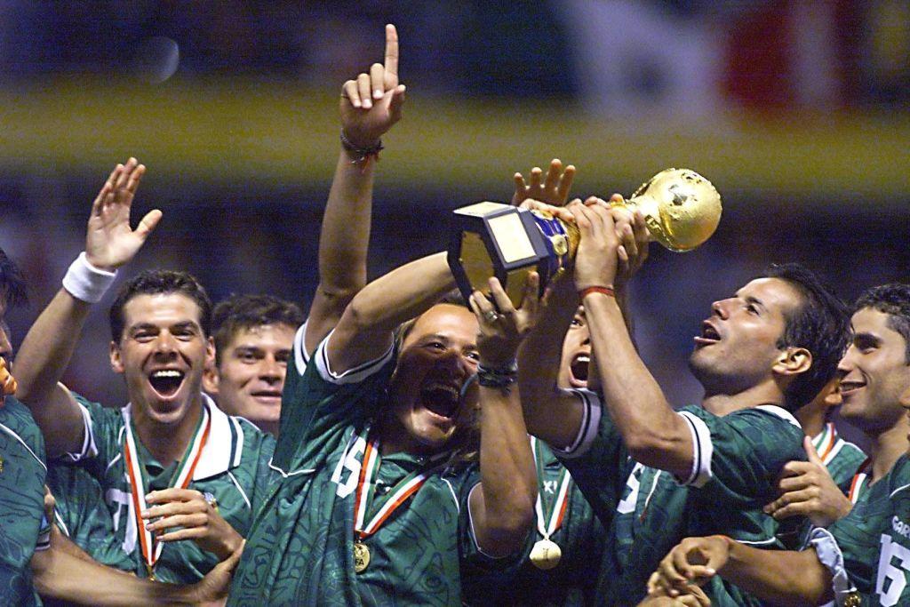 Meksički 'Hram fudbala': Pet istorijskih trenutaka stadiona 'Asteka' 6 fudbaleri Meksika slave osvajanje Kupa konfederacija 1999.