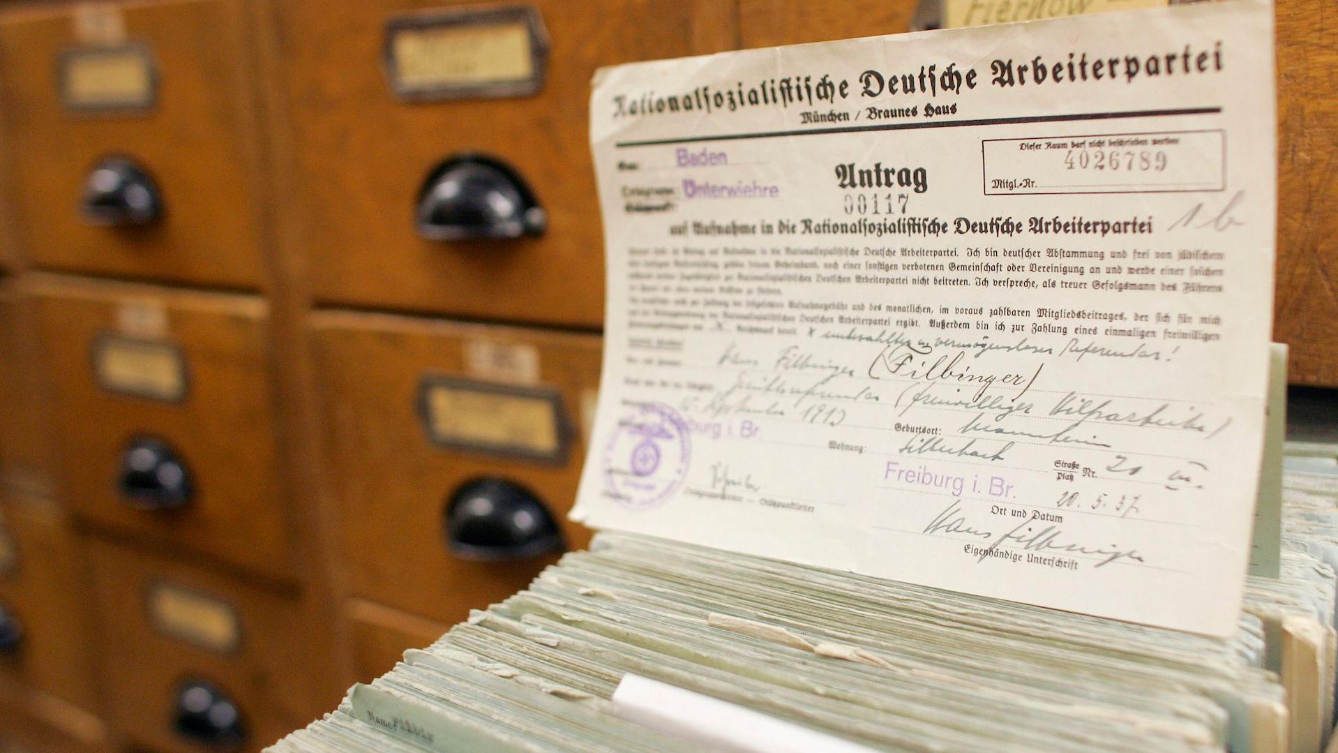 'Verovala sam da su mi preci antifašisti, a onda sam otkrila da je pradeda bio nacista' 8 Jedna kartica naslonjena na gomilu nacističkih prijava za članstvo u Nemačkom saveznom arhivu u Berlinu 17. aprila 2007. godine.