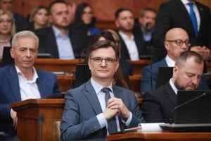"Ja sam izbrojala 342 ljudi na našem skupu i 6 robota": Naprednjaci o proceni Arhiva javnih skupova o broju građana na jučerašnjem mitingu 2