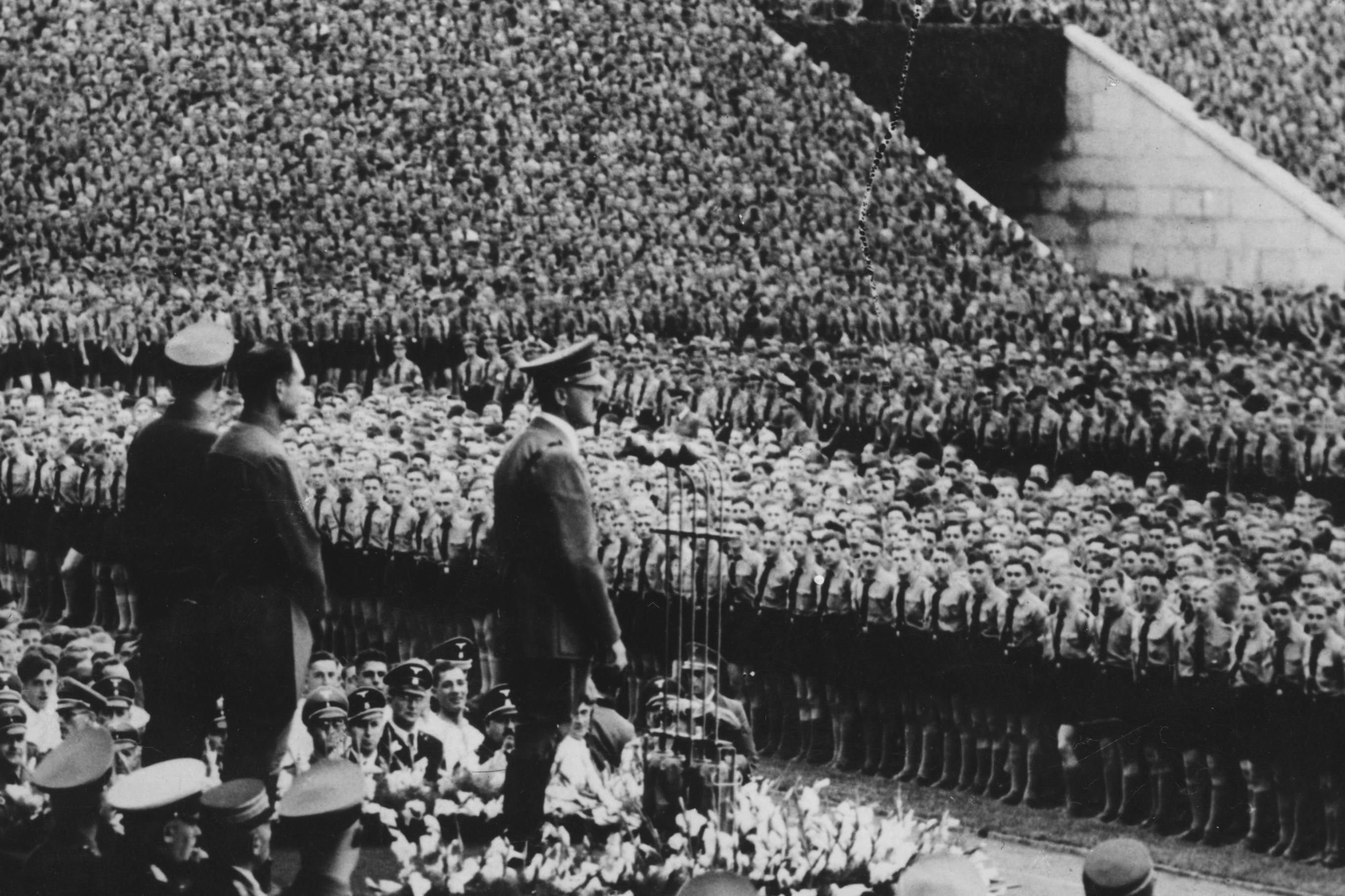 'Verovala sam da su mi preci antifašisti, a onda sam otkrila da je pradeda bio nacista' 10 Adolf Hitler stoji pred hiljadama mladih ljudi na stadionu 12. septembra 1938. Iza njega su Baldur fon Širah, vođa Hitlerove omladine, i Rudolf Hes, Hitlerov zamenik