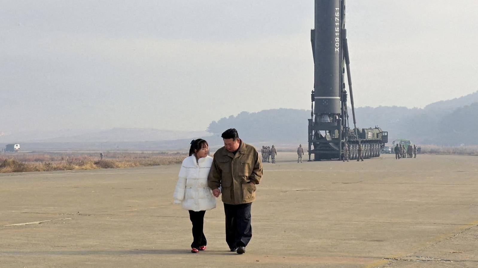 Šta otkriva stil odevanja ćerke Kima Džonga Una 2 Fotografija prvog zvaničnog pojavljivanja Kim Džu Ae, sa ocem Kimom Džongom Unom pored interkontinentalne balističke rakete, objavljena je 19. novembra 2022. godine