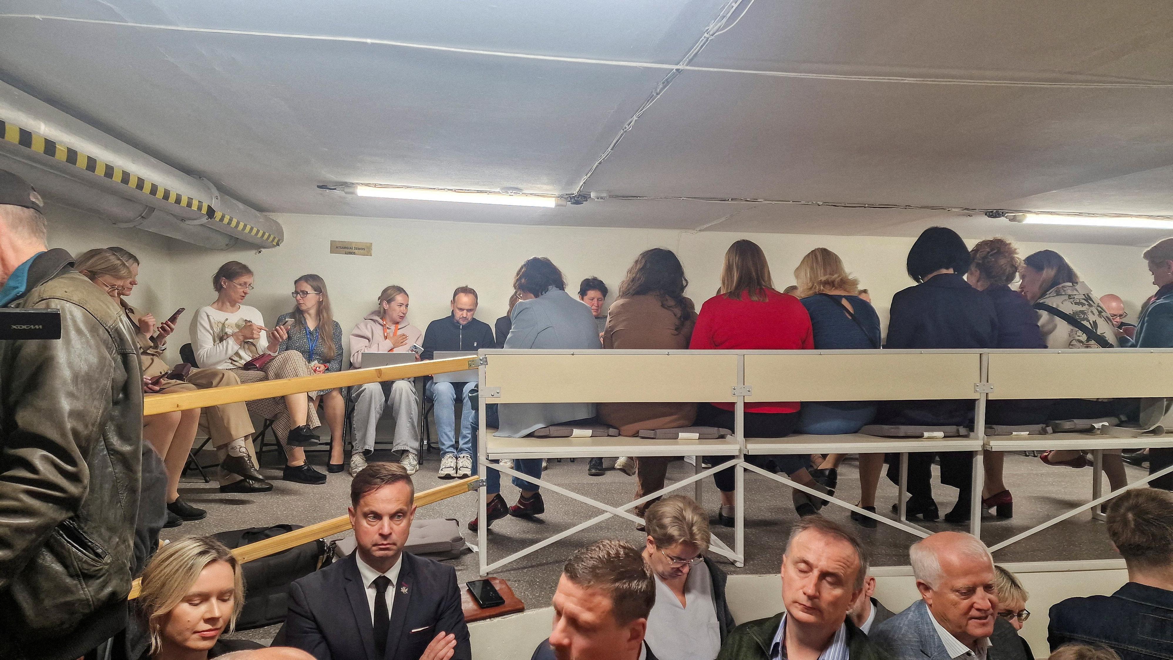 Litvanski političari u podrumu zbog upada nepoznatog drona 1 Desetine ljudi unutar skloništa
