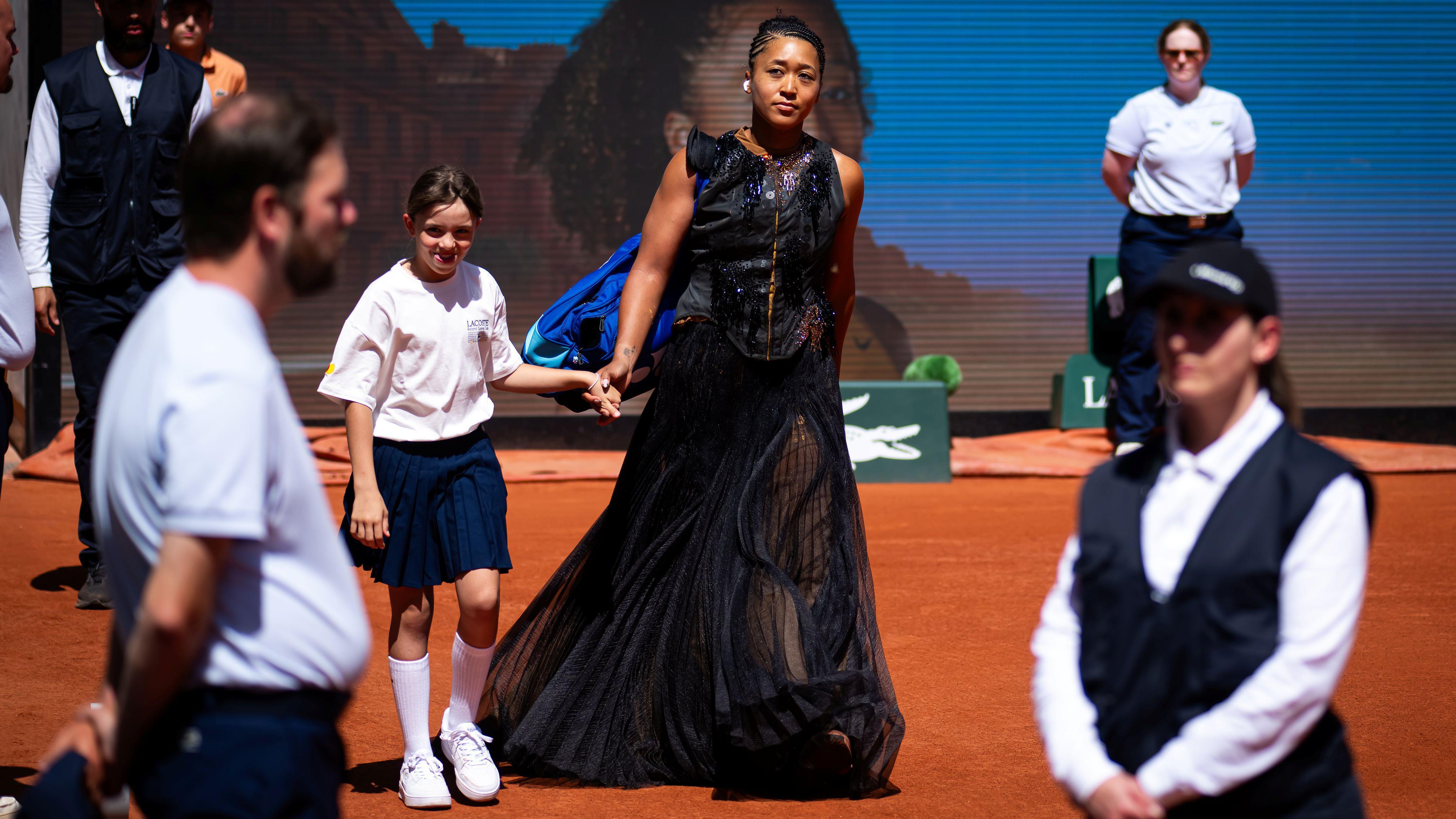 'Svetlela sam kao Ajfelov toranj noću': Osaka u zlatnoj opremi na Rolan Garosu 2 Naomi Osaka u crnoj haljini