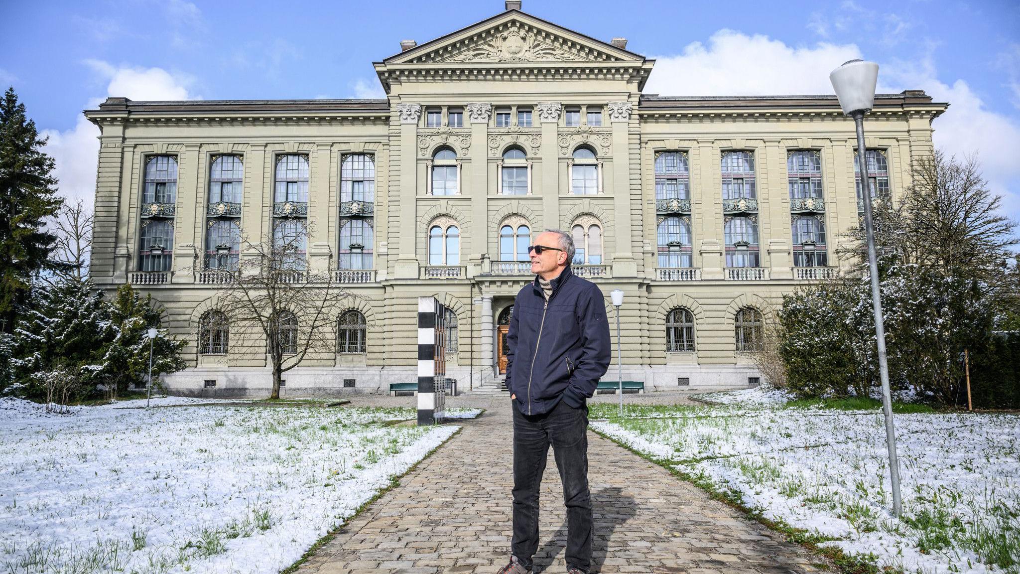 Istoričar Gerard Vetštajn uspeo je da žalbom natera Švajcarski federalni arhiv (na slici iza njega) da pristane da otpečati arhive