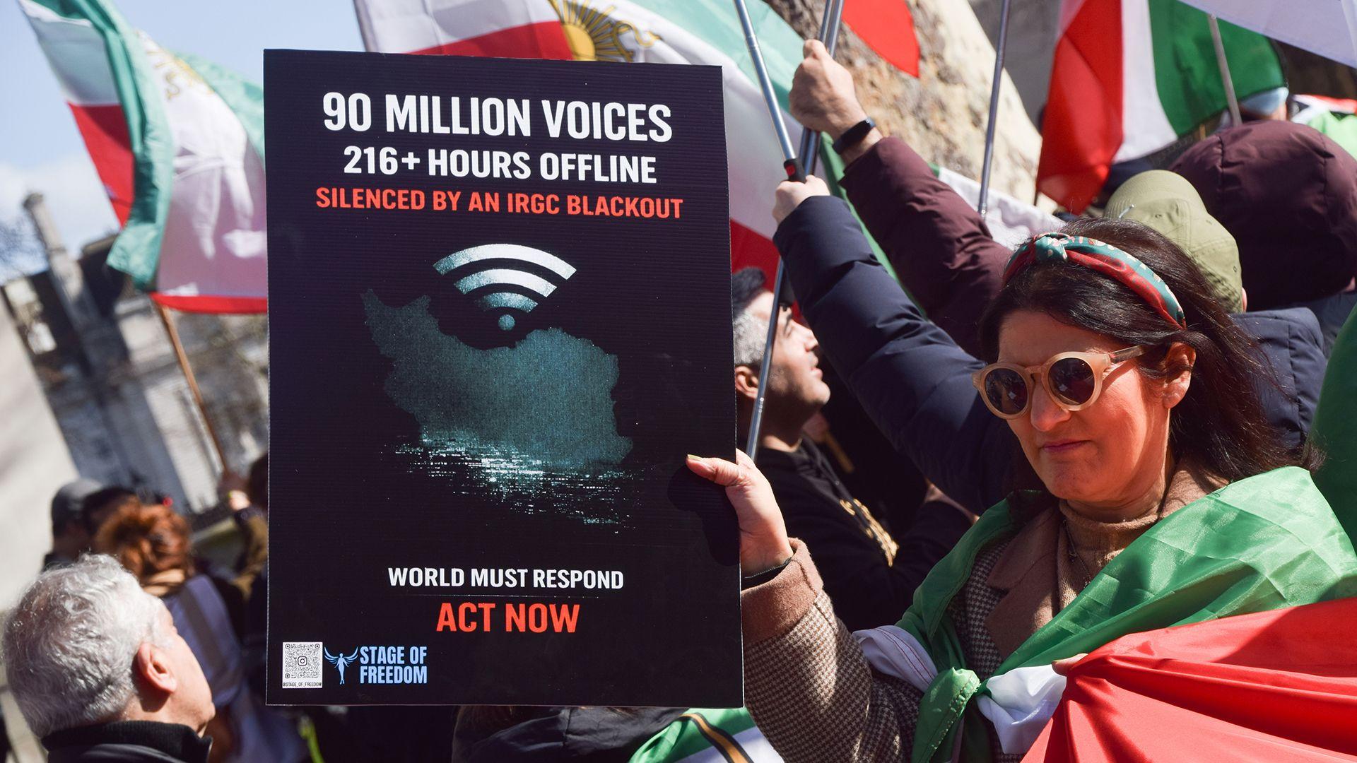 Tajna mreža krijumčari Starlinkovu tehnologiju u Iran kako bi pobedila blokadu interneta 3 žena ogrnuta iranskom zastavom