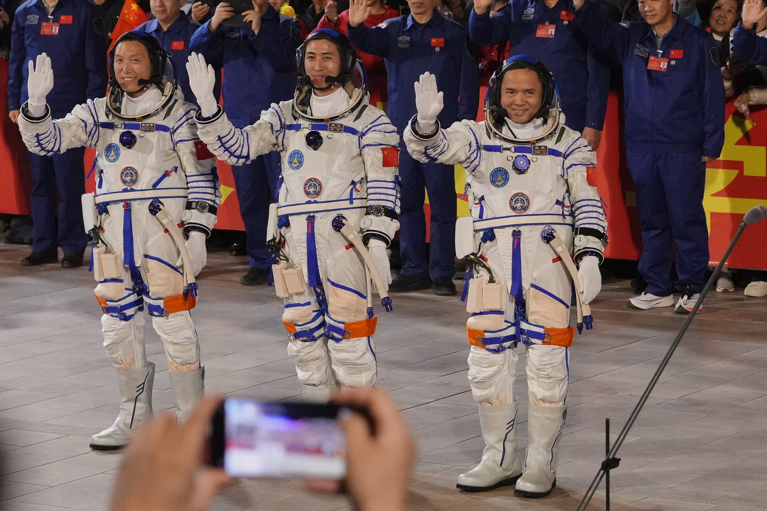 Tri kineska astronauta vratila se na Zemlju posle gotovo sedam meseci u svemiru 2 Tri kineska astronauta vratila se na Zemlju posle gotovo sedam meseci u svemiru 2