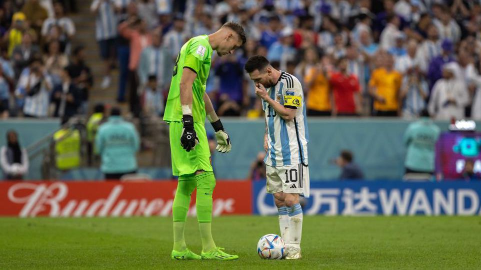 Kakva je veza klimatskih promena i rasta ljudi 3 Holandski fudbaler Andris Nopert, visok 203 cm, sa Argentincem Lionelom Mesijem tokom izvođenja penala na Svetskom prvenstvu u fudbalu 2022. u Kataru