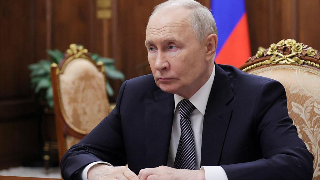Ko bi mogao da bude EU izaslanik u pregovorima sa Rusijom 2 Vladimir Putin u teget odelu za stolom gleda u stranu, a iza njega se nazira ruska zastava