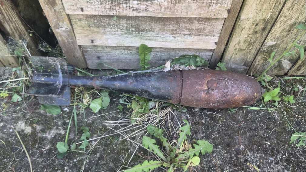 'Pozivala sam ljude u baštu da se igraju mojom bombom' 2 Veliki zarđali komad vojne municije iz Drugog svetskog rata