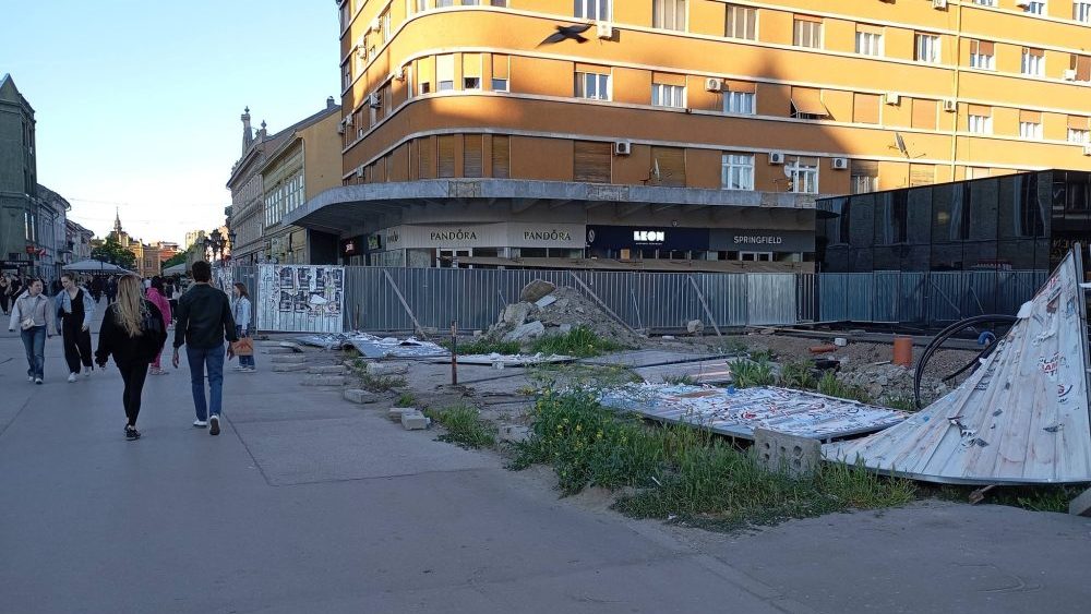 Obustavljen tender za nadzor radova na uređenju Ulice Modene: Centar Novog Sada raskopan četiri godine 3 Obustavljen tender za nadzor radova na uređenju Ulice Modene: Centar Novog Sada raskopan četiri godine 3