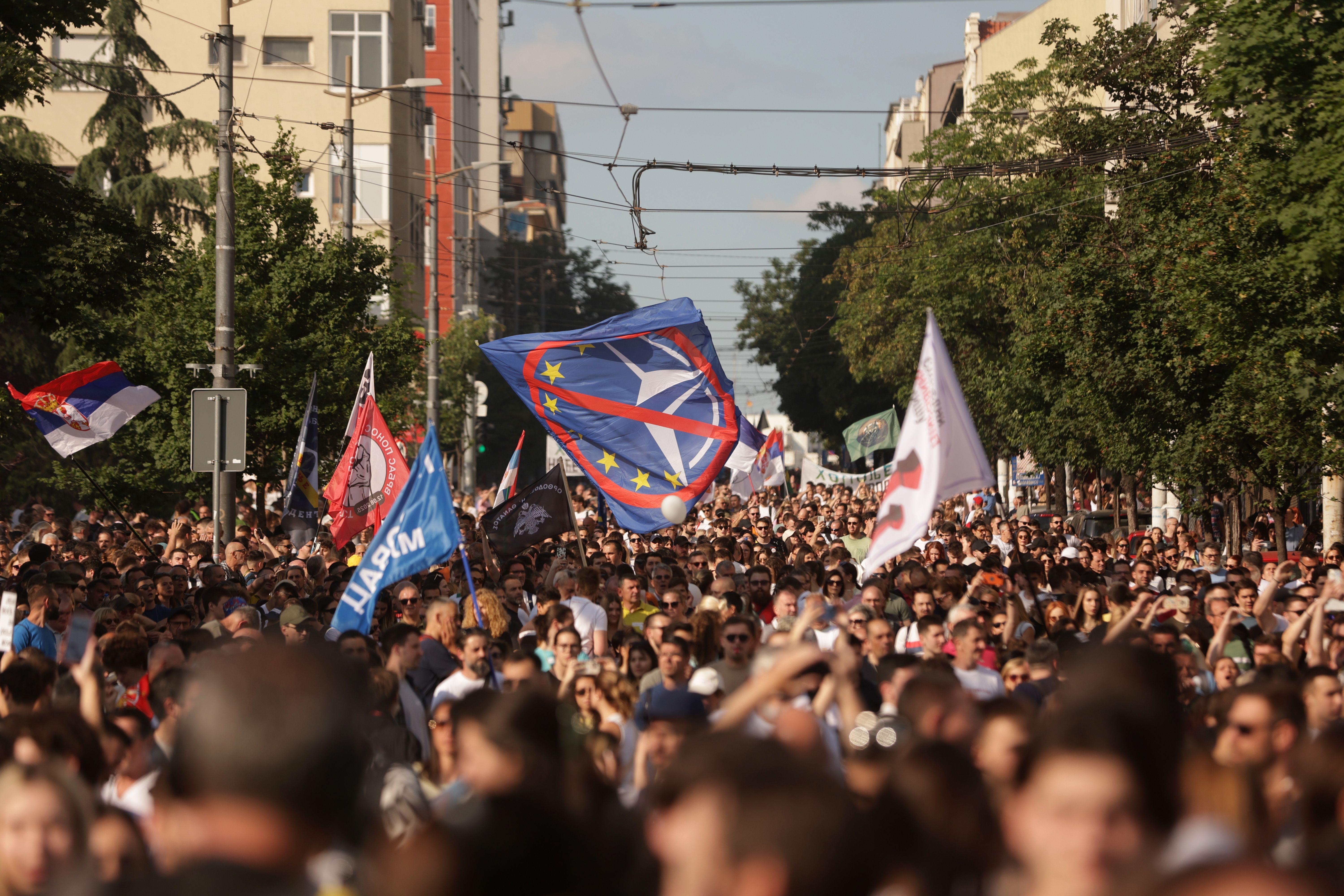 Šta smo videli i čuli na Slaviji tokom studentskog skupa 2 Zastava sa precrtanim NATO i EU simbolima